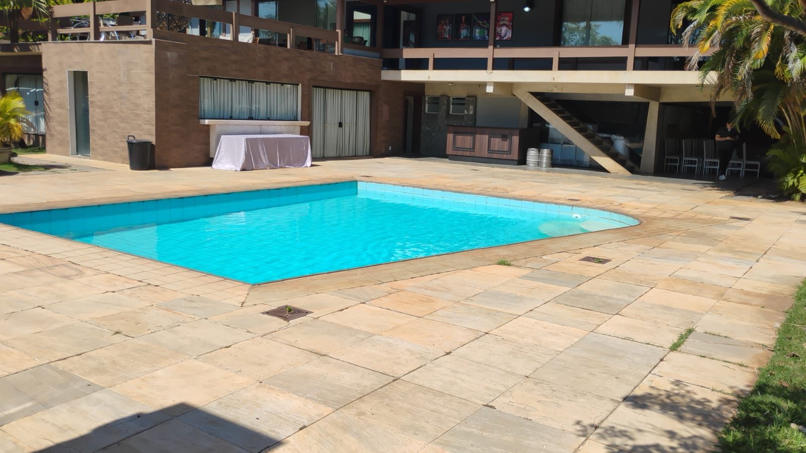 Área externa com piscina